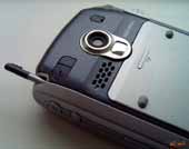 Задняя стенка SonyEricsson P900: фотокамера и перо (фото Mobile Burn)